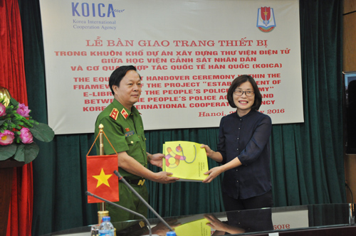 Đại diện Hiệp hội Du lịch Hàn Quốc tại Việt Nam tặng sách cho Thư viện Học viện CSND